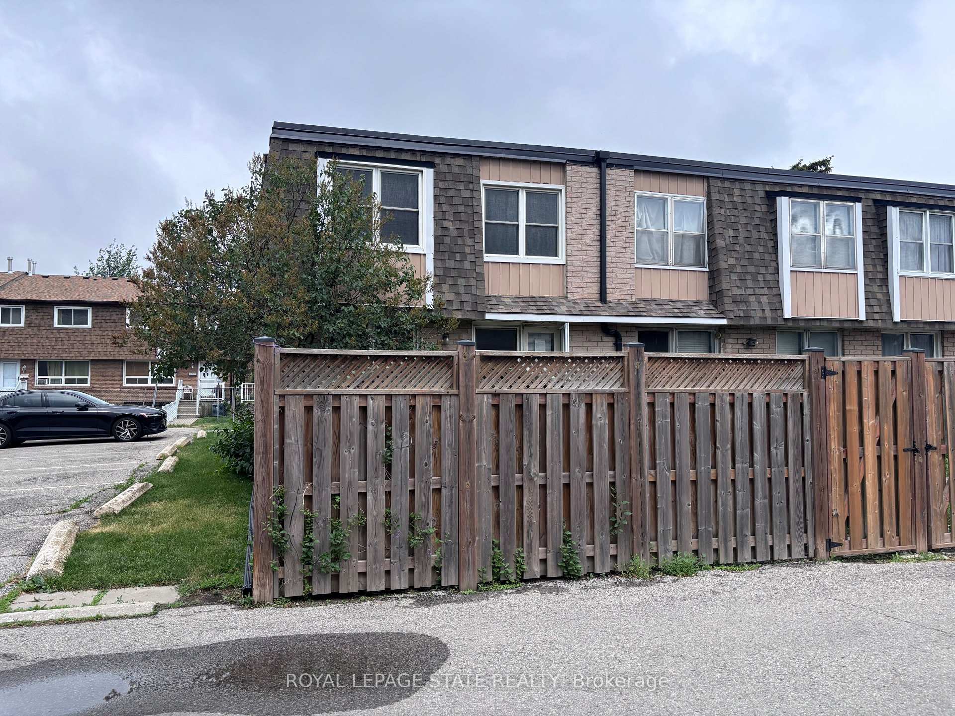 Photo 4 of Unit 4, 153 Limeridge Road W, Hamilton, Rolston — HOMEH
