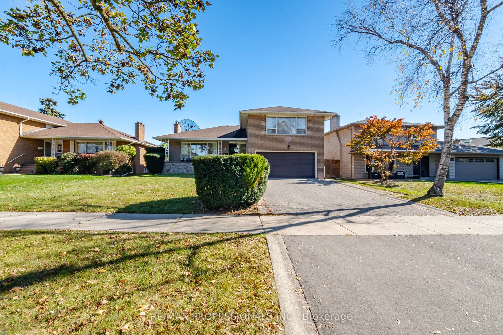 Photo 2 of 103 Mill Road, Etobicoke, Markland Wood — HOMEH