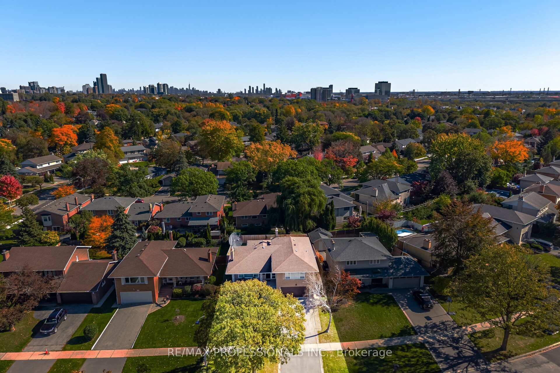 Photo 3 of 103 Mill Road, Etobicoke, Markland Wood — HOMEH