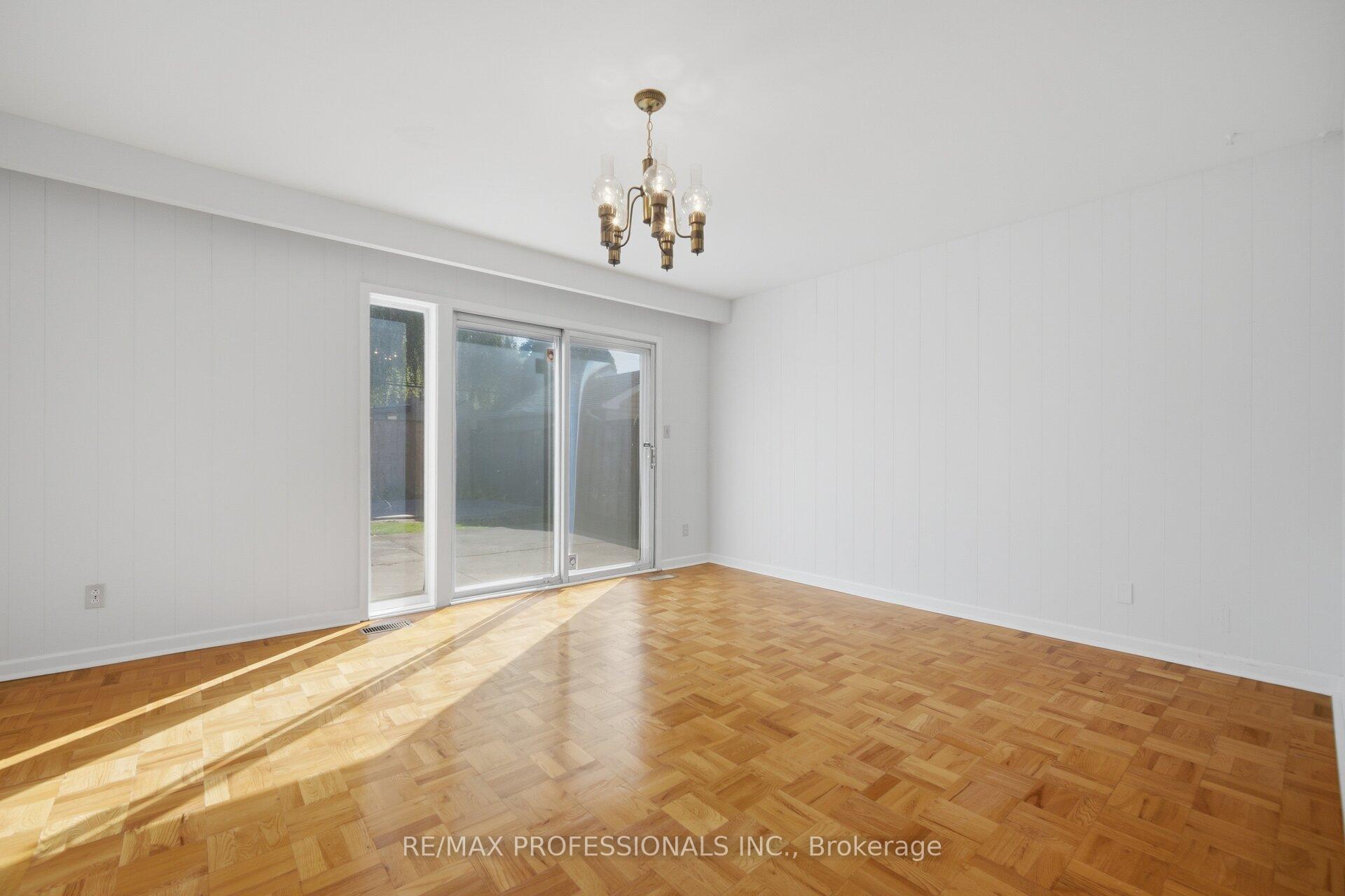 Photo 18 of 103 Mill Road, Etobicoke, Markland Wood — HOMEH