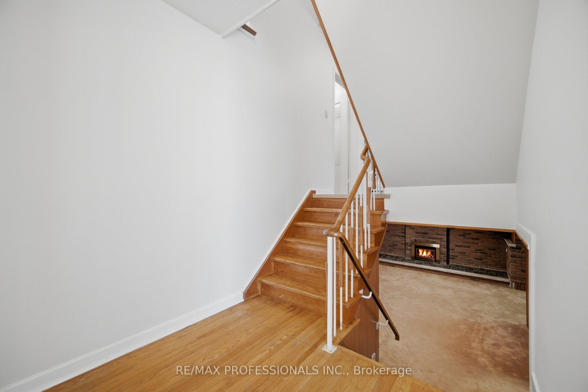 Photo 30 of 103 Mill Road, Etobicoke, Markland Wood — HOMEH