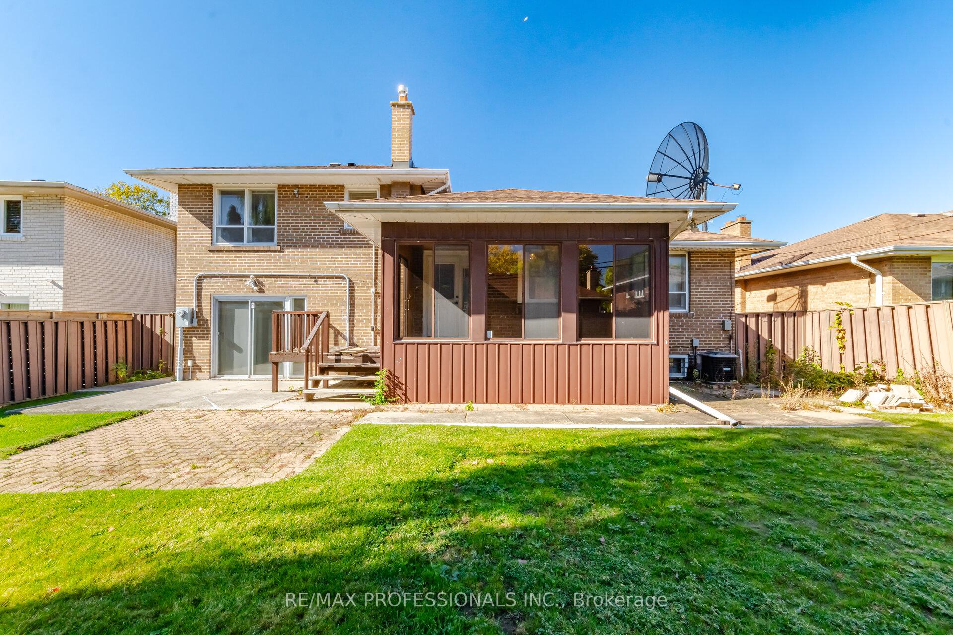 Photo 35 of 103 Mill Road, Etobicoke, Markland Wood — HOMEH