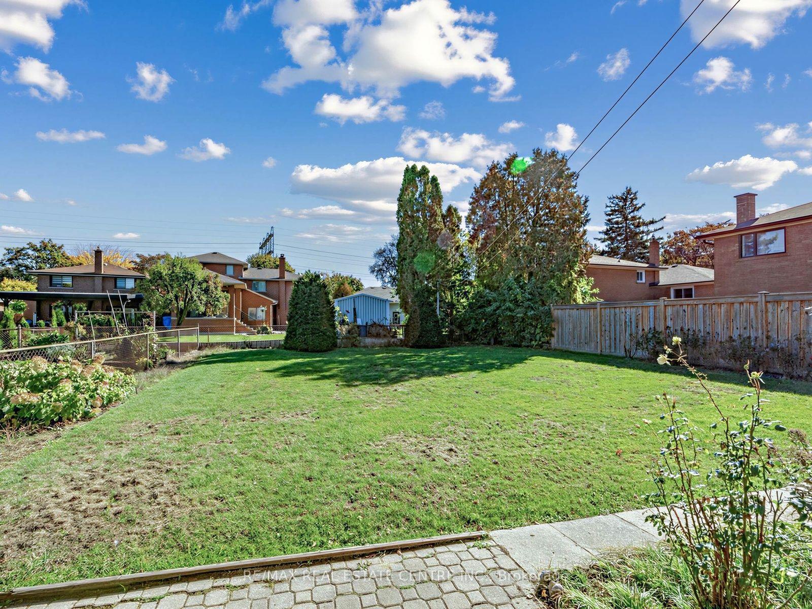 Photo 2 of 2362 Denise Road, Mississauga, Lakeview — HOMEH