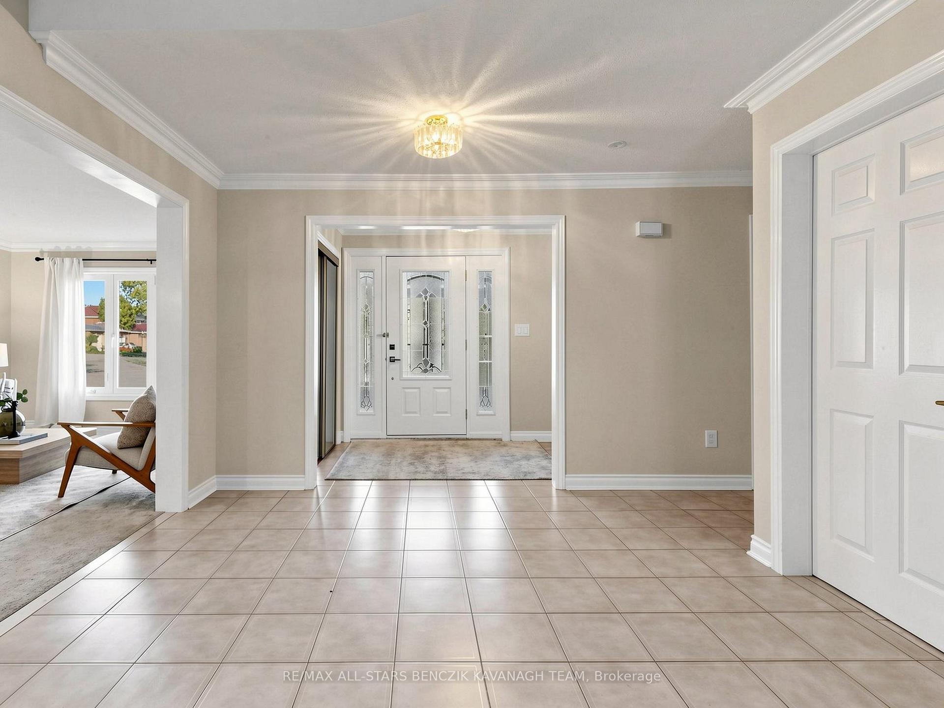 Photo 4 of 37 Dowling Circle, Markham, Milliken Mills East — HOMEH