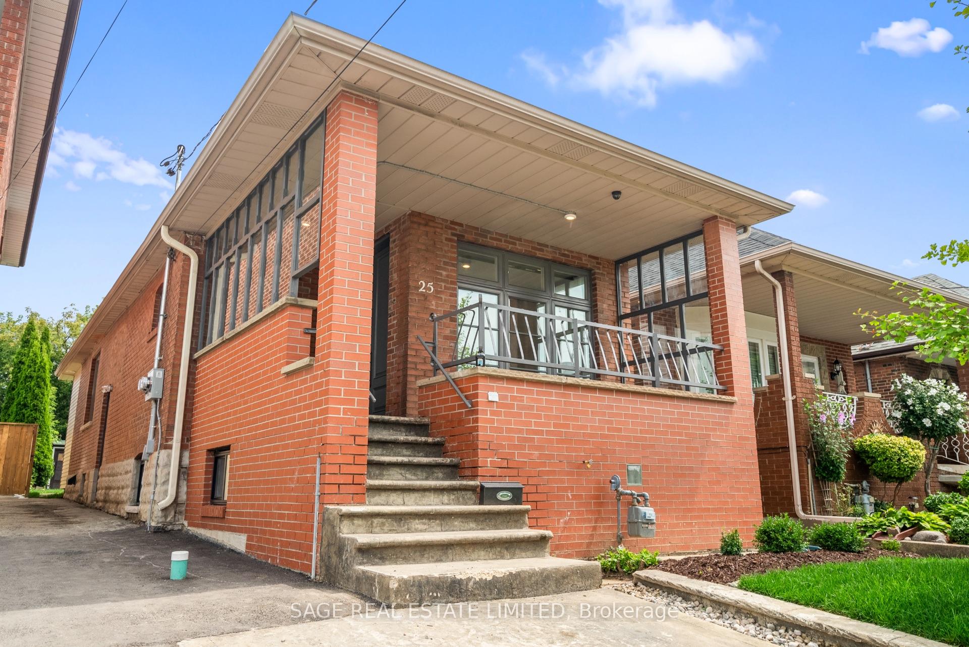 Photo 2 of 25 Chamberlain Avenue, North York, Briar Hill-Belgravia — HOMEH