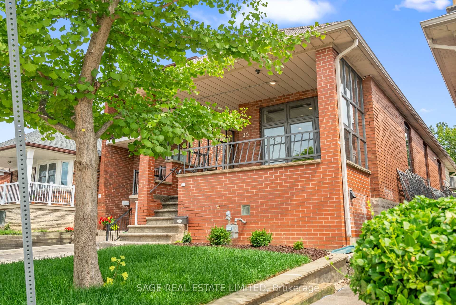 Photo 3 of 25 Chamberlain Avenue, North York, Briar Hill-Belgravia — HOMEH