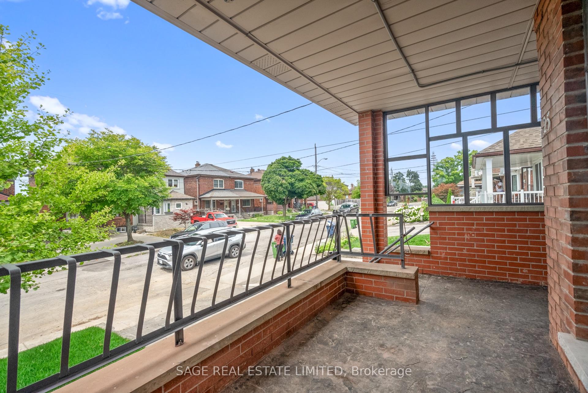 Photo 5 of 25 Chamberlain Avenue, North York, Briar Hill-Belgravia — HOMEH
