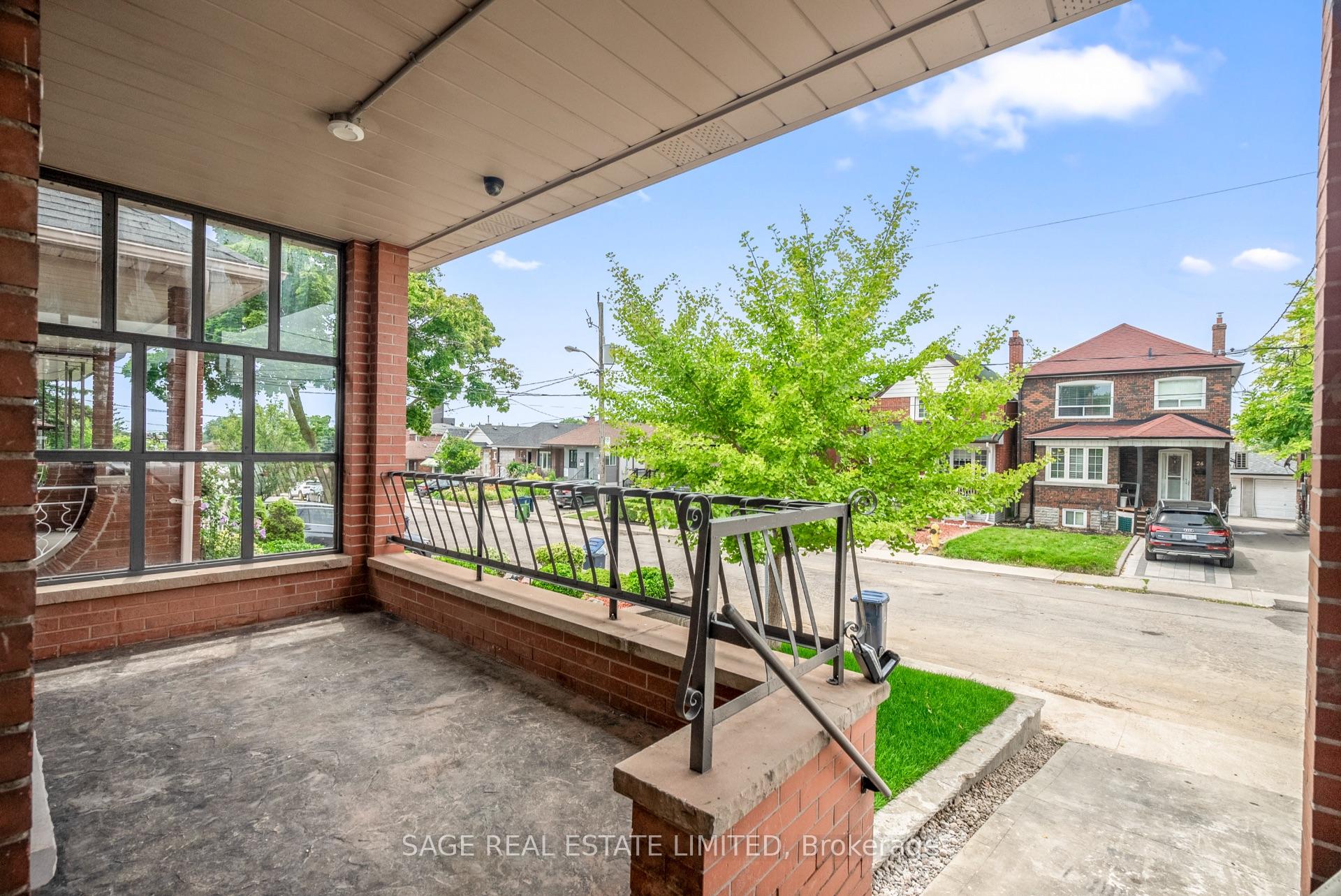 Photo 6 of 25 Chamberlain Avenue, North York, Briar Hill-Belgravia — HOMEH