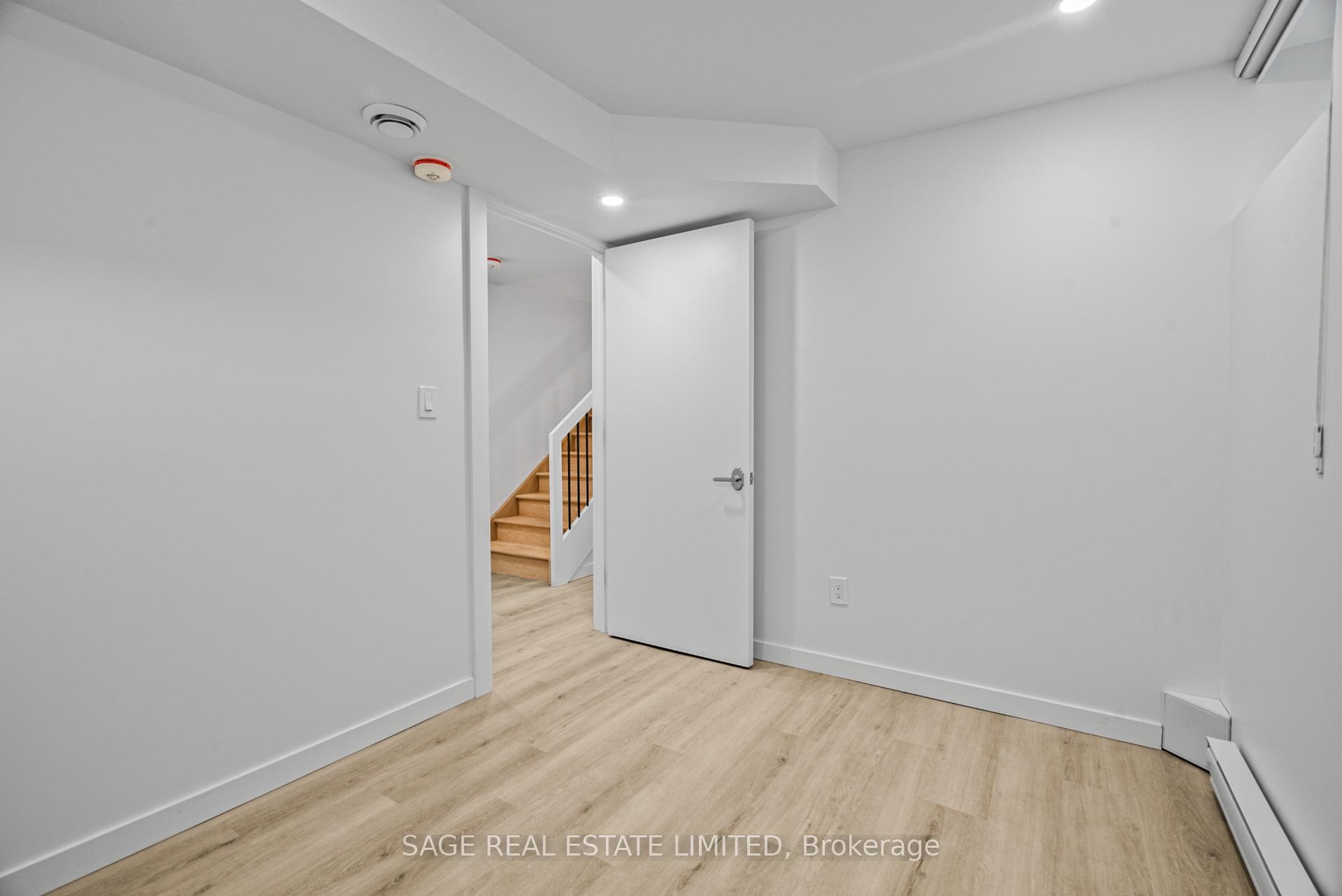 Photo 35 of 25 Chamberlain Avenue, North York, Briar Hill-Belgravia — HOMEH