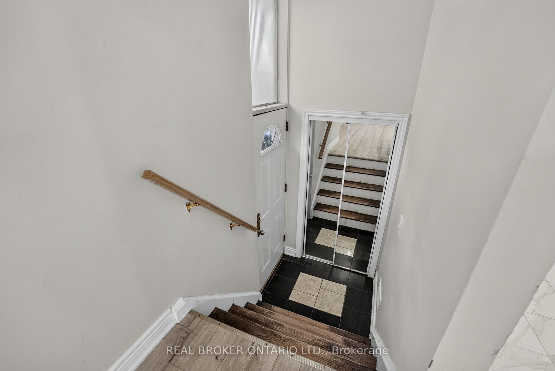 Photo 3 of 27 Vange Crescent, Etobicoke, Mount Olive-Silverstone-Jamestown — HOMEH
