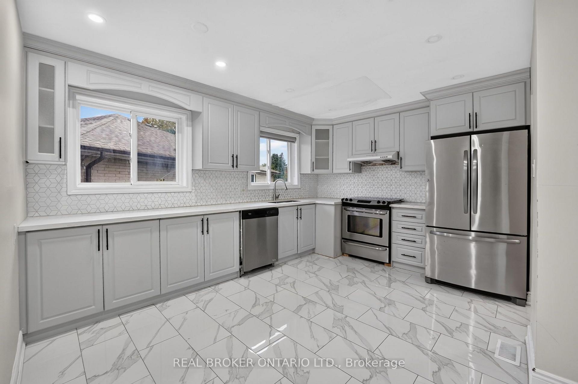 Photo 4 of 27 Vange Crescent, Etobicoke, Mount Olive-Silverstone-Jamestown — HOMEH