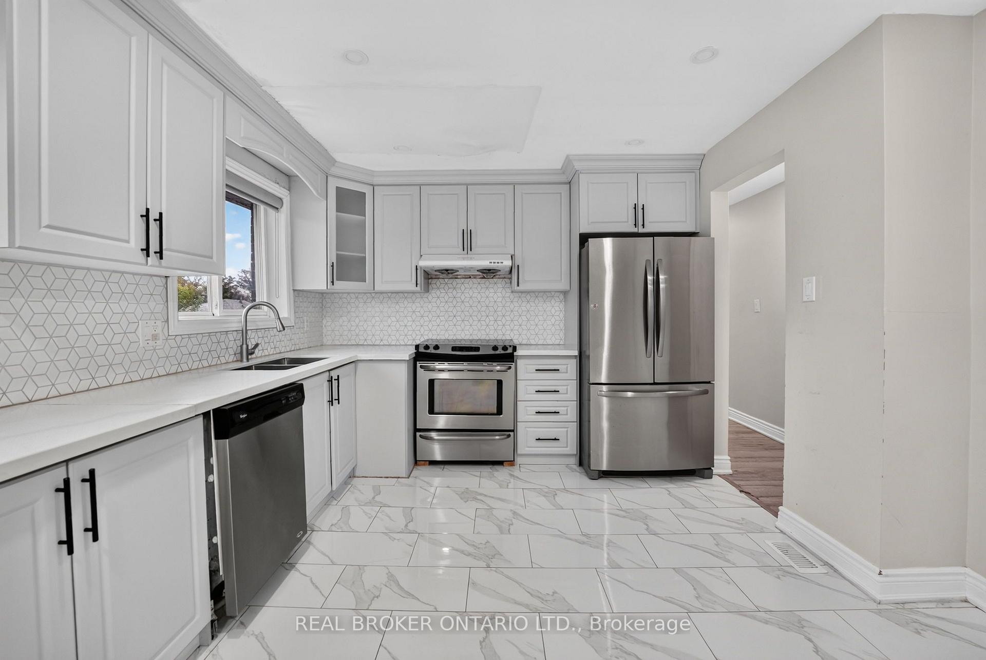 Photo 5 of 27 Vange Crescent, Etobicoke, Mount Olive-Silverstone-Jamestown — HOMEH