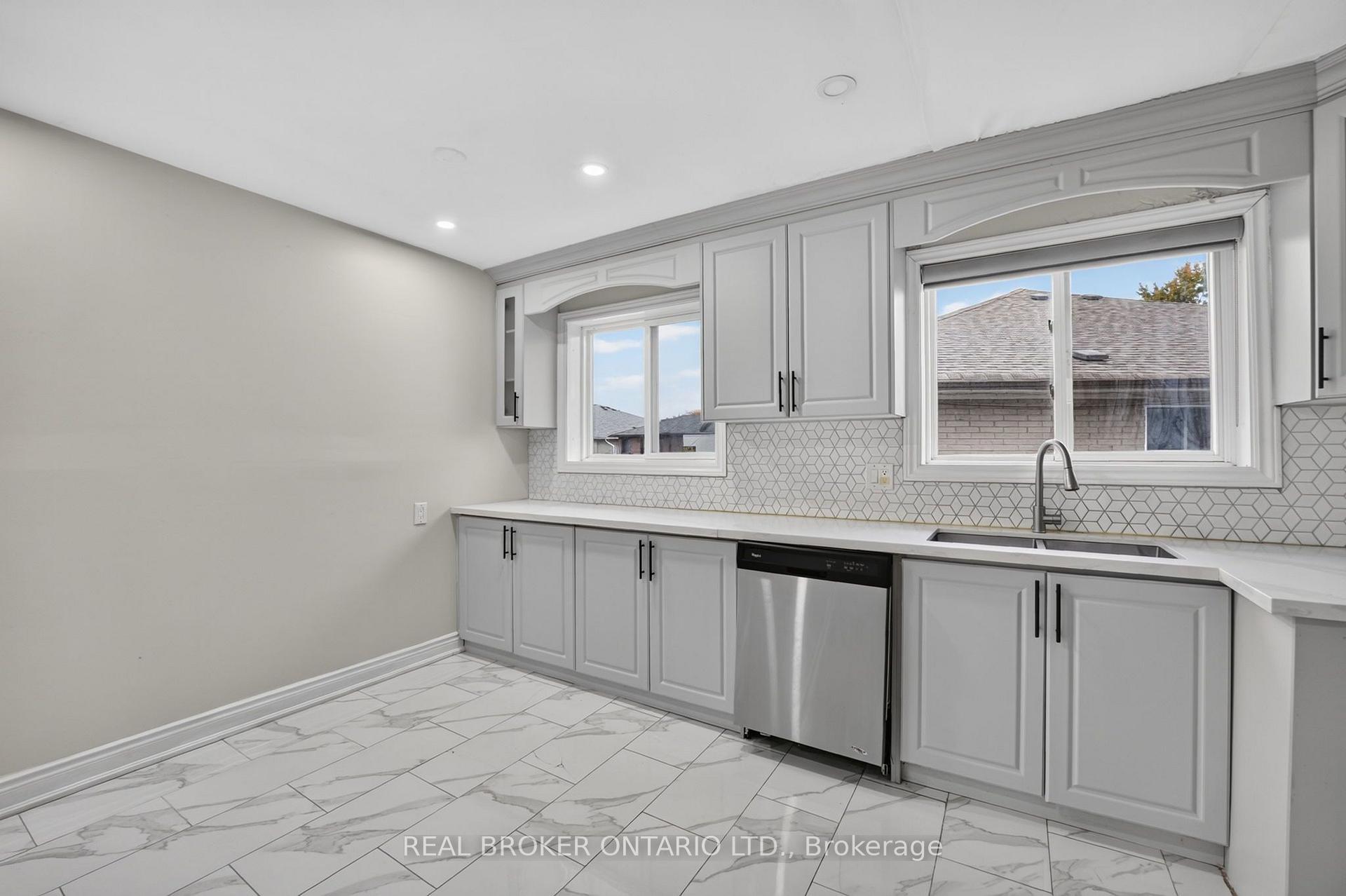 Photo 7 of 27 Vange Crescent, Etobicoke, Mount Olive-Silverstone-Jamestown — HOMEH