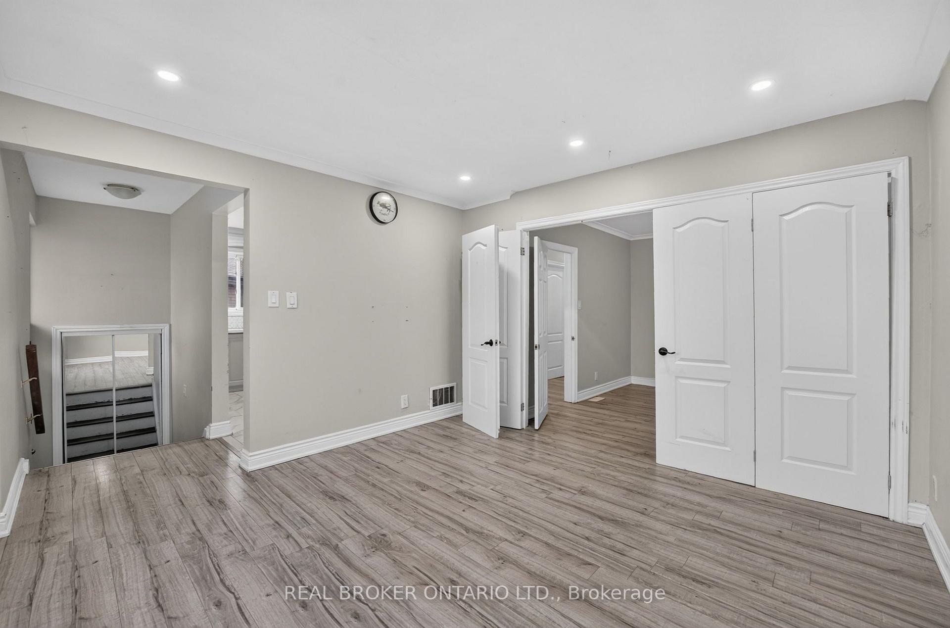 Photo 9 of 27 Vange Crescent, Etobicoke, Mount Olive-Silverstone-Jamestown — HOMEH