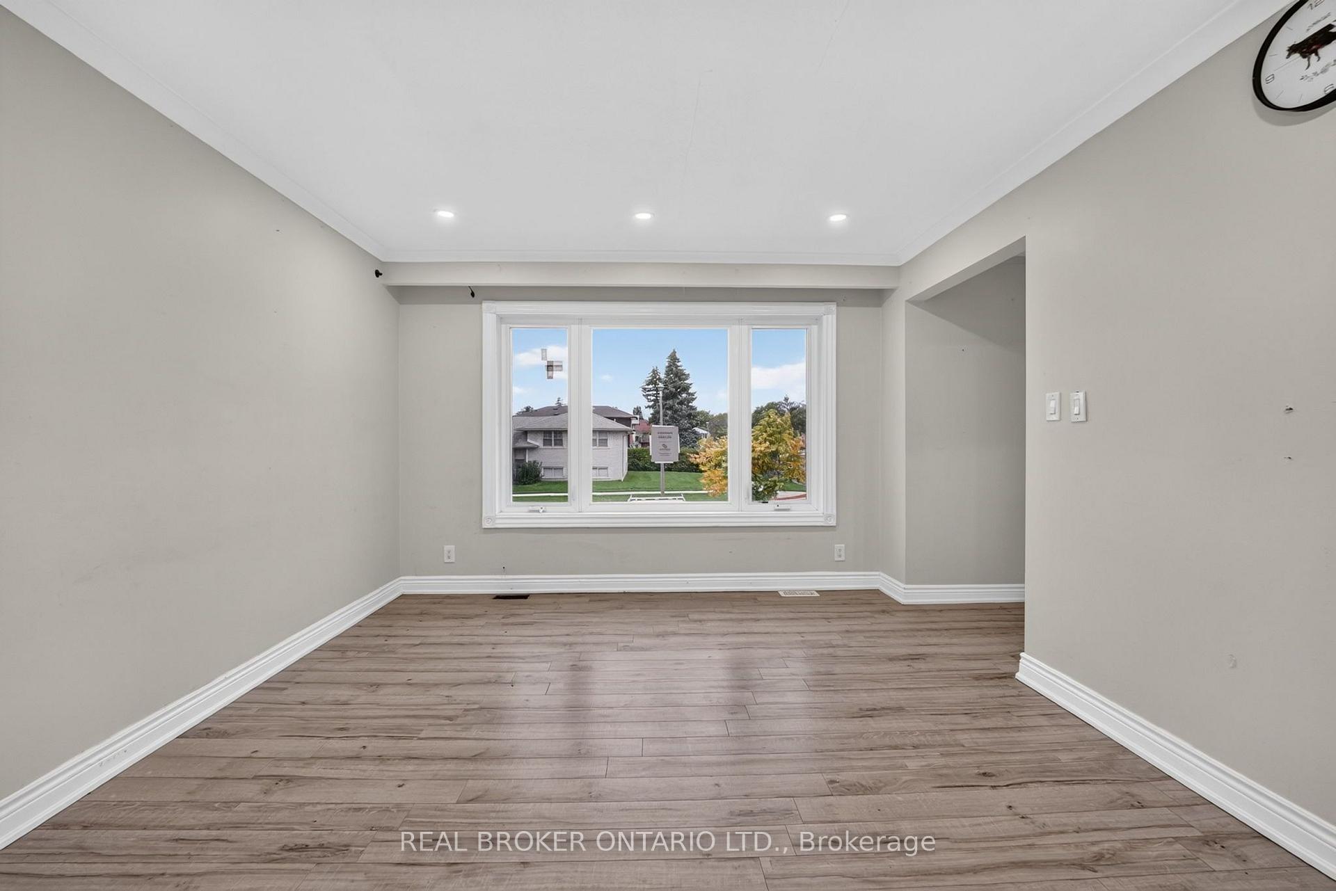 Photo 10 of 27 Vange Crescent, Etobicoke, Mount Olive-Silverstone-Jamestown — HOMEH