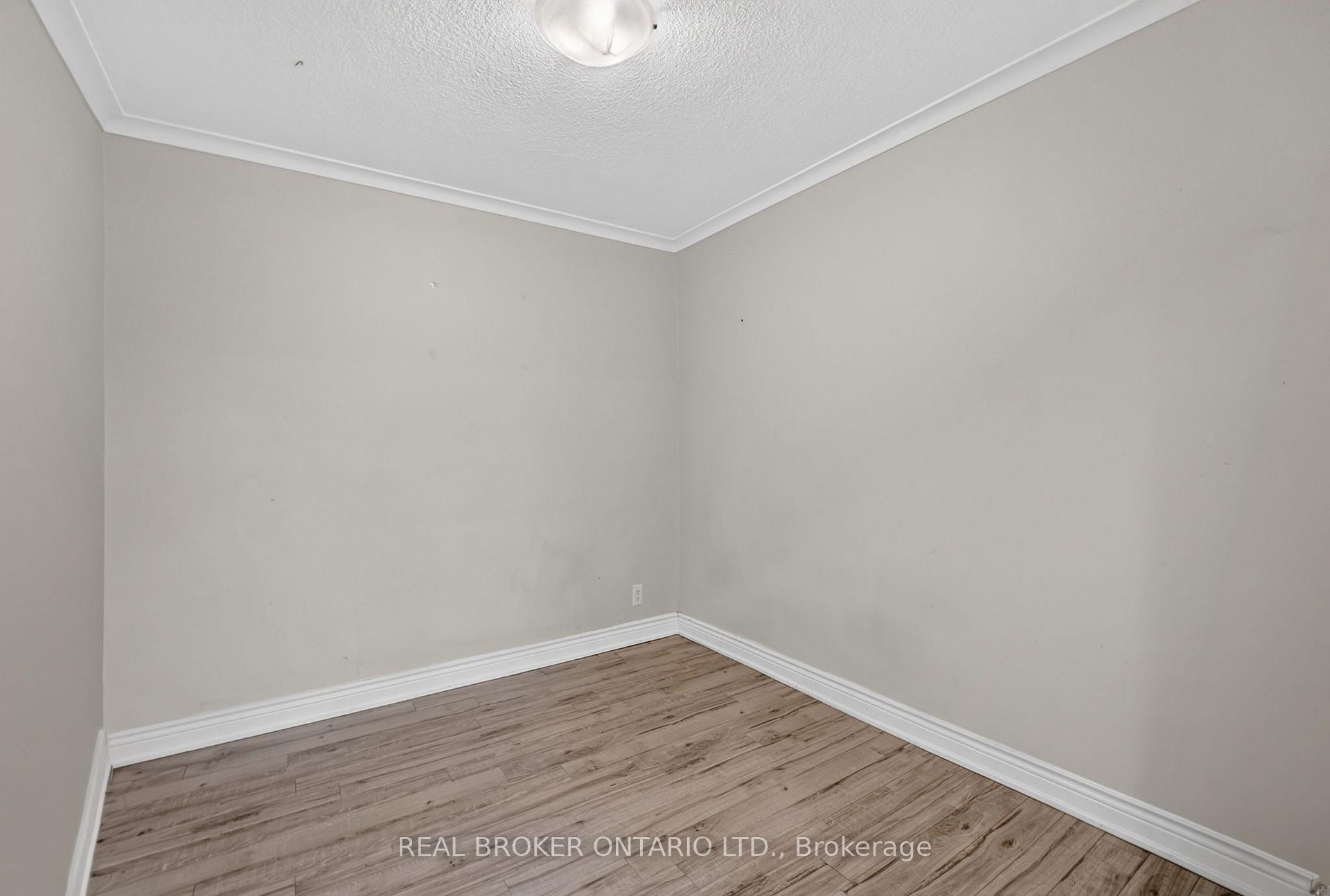 Photo 12 of 27 Vange Crescent, Etobicoke, Mount Olive-Silverstone-Jamestown — HOMEH