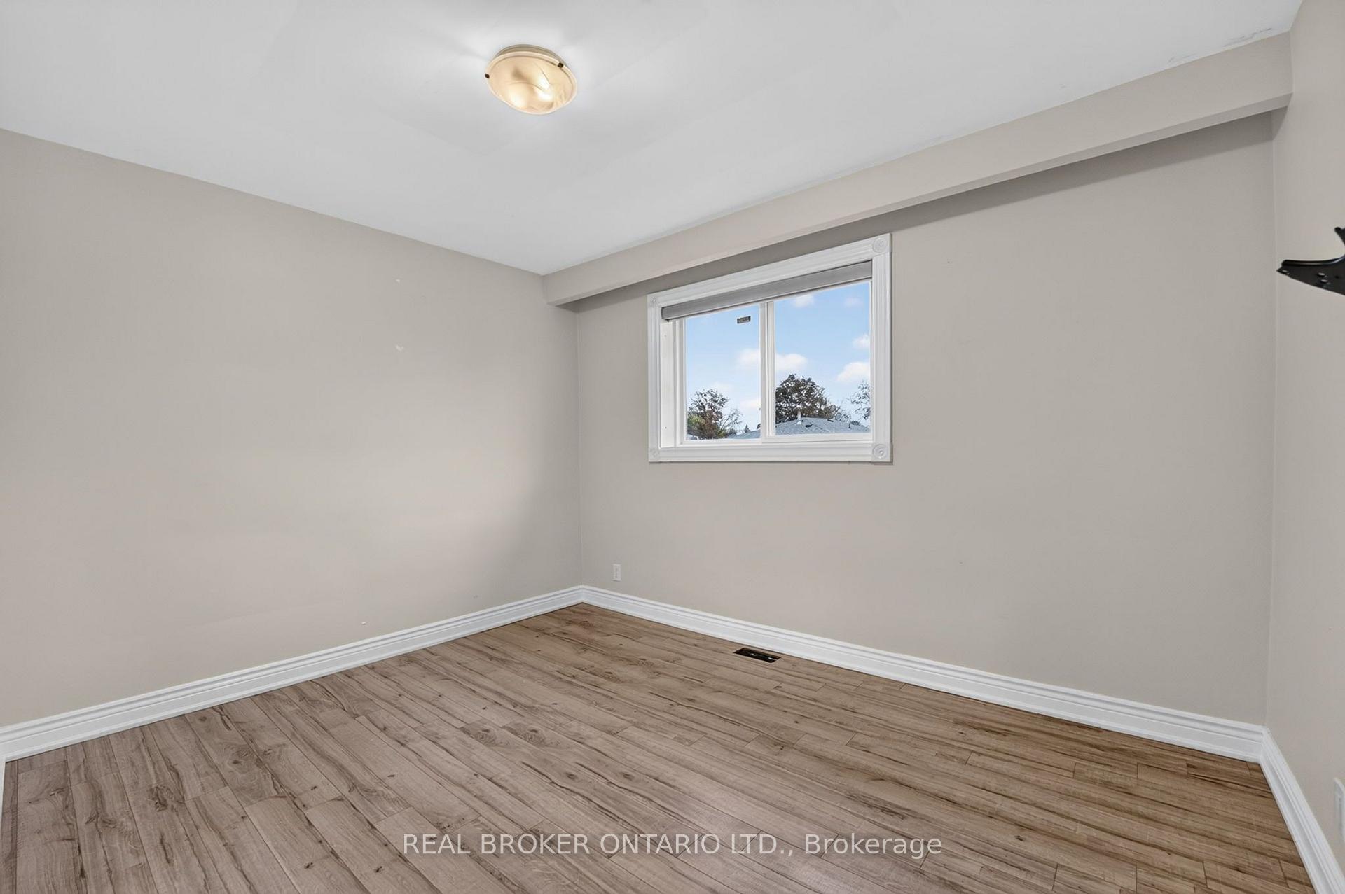 Photo 16 of 27 Vange Crescent, Etobicoke, Mount Olive-Silverstone-Jamestown — HOMEH