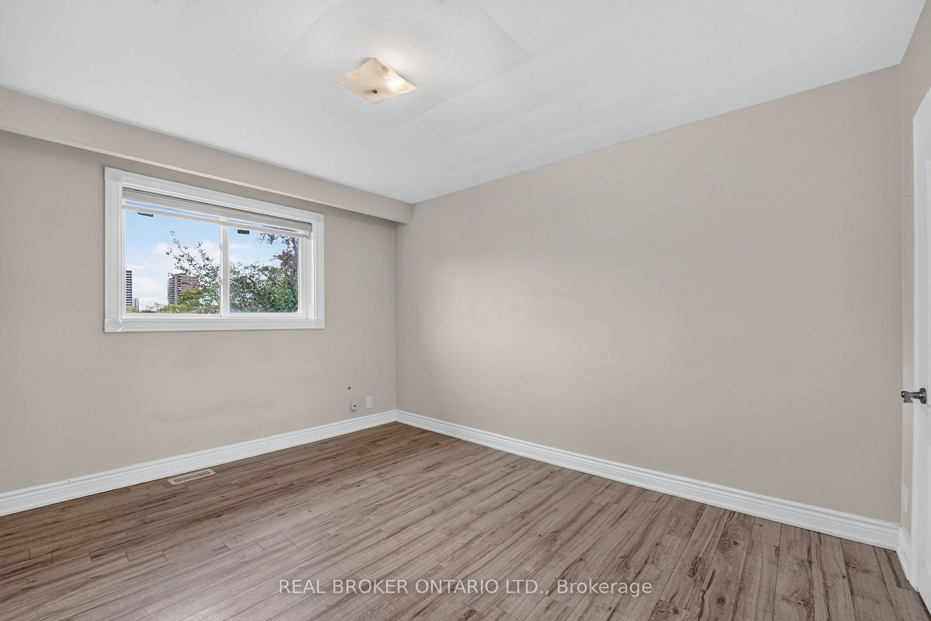Photo 18 of 27 Vange Crescent, Etobicoke, Mount Olive-Silverstone-Jamestown — HOMEH
