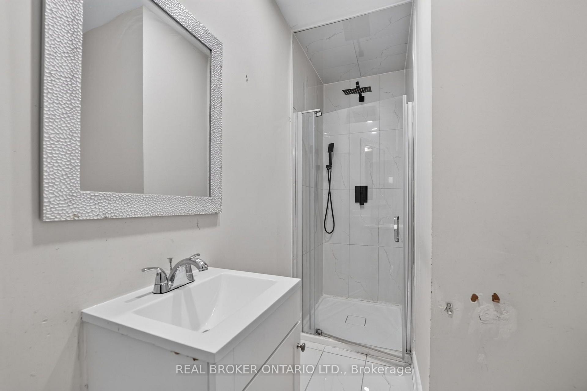 Photo 20 of 27 Vange Crescent, Etobicoke, Mount Olive-Silverstone-Jamestown — HOMEH