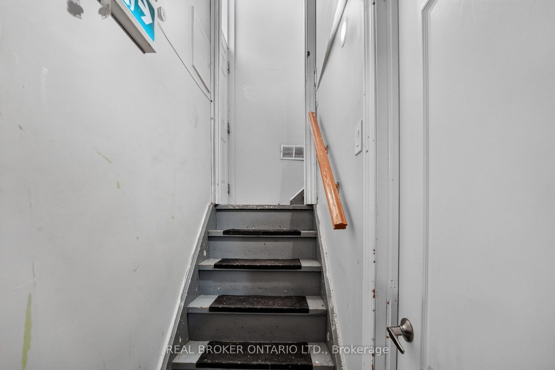 Photo 24 of 27 Vange Crescent, Etobicoke, Mount Olive-Silverstone-Jamestown — HOMEH