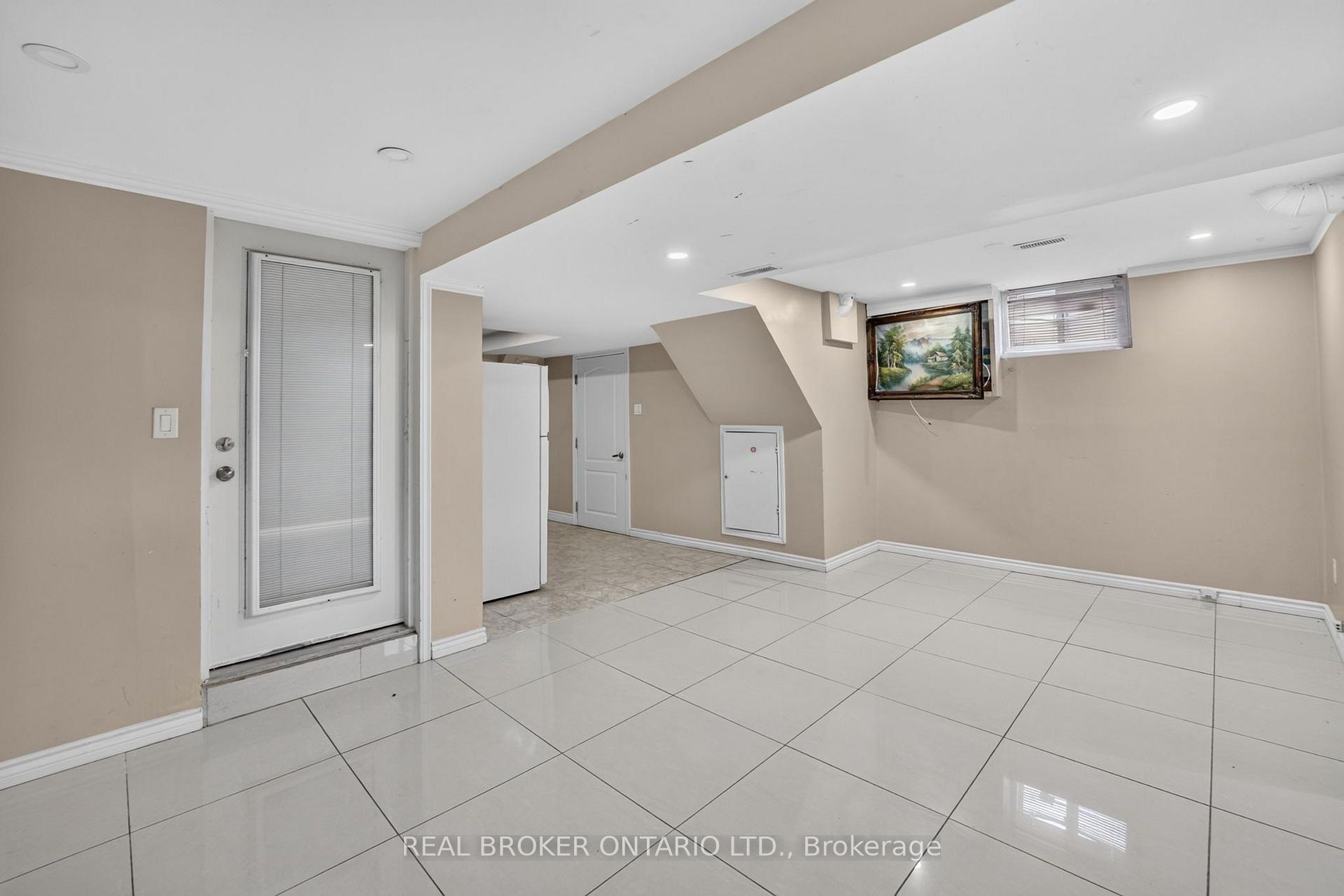 Photo 32 of 27 Vange Crescent, Etobicoke, Mount Olive-Silverstone-Jamestown — HOMEH