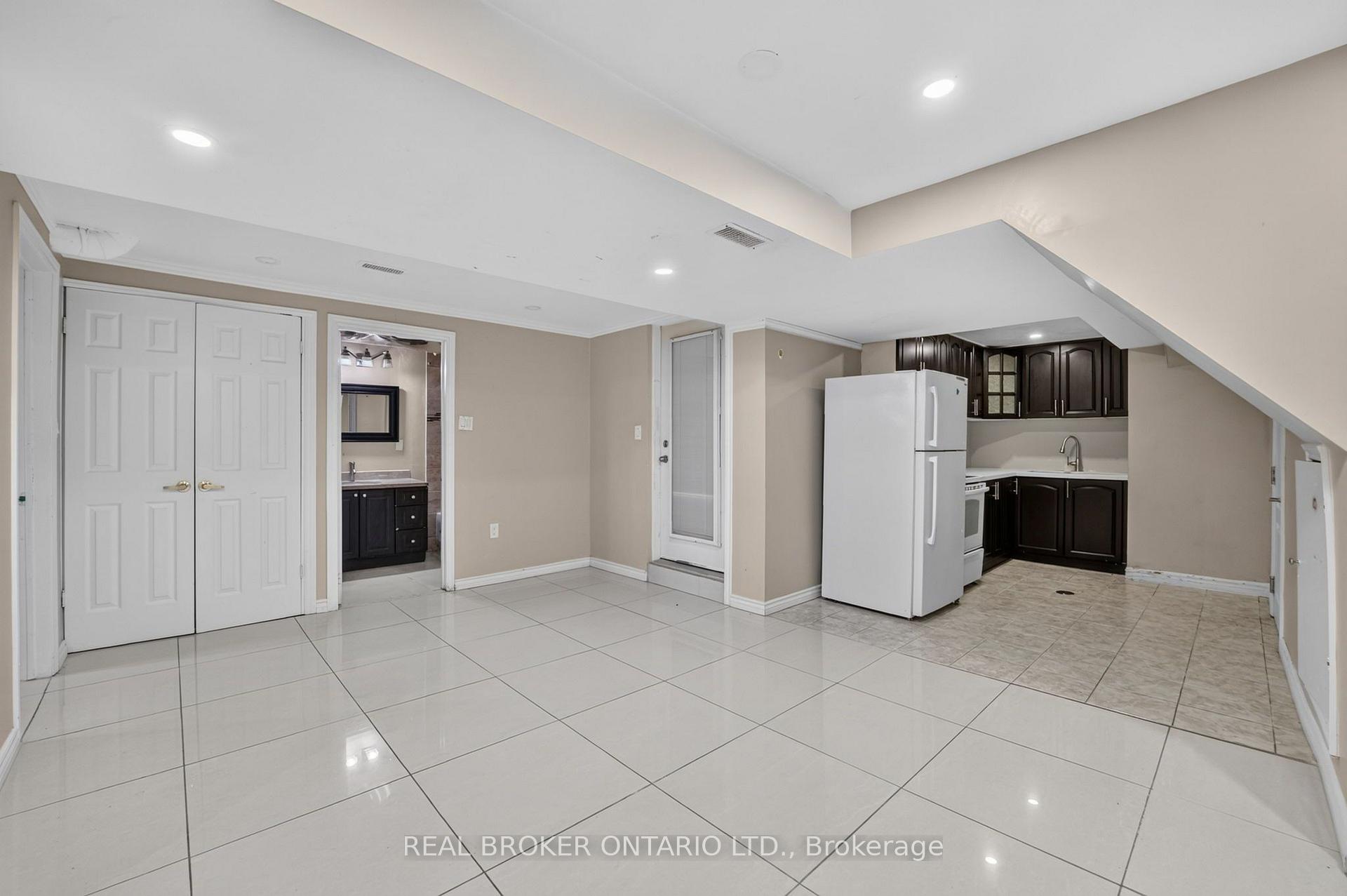 Photo 33 of 27 Vange Crescent, Etobicoke, Mount Olive-Silverstone-Jamestown — HOMEH