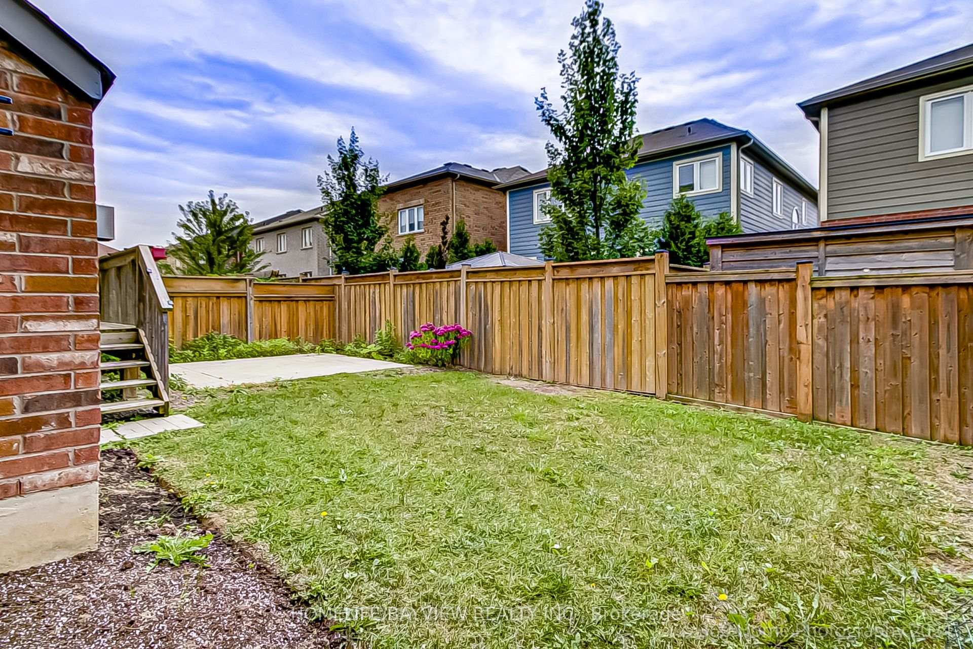 Photo 10 of 23 Fingland Crescent N, Hamilton, Waterdown — HOMEH