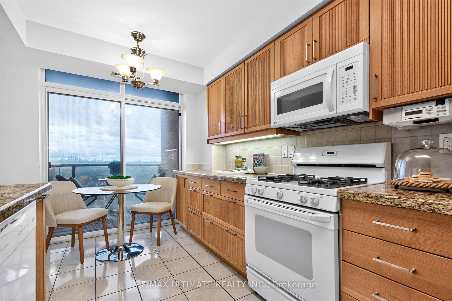 Photo 13 of Unit 1605, 265 Ridley Boulevard, Toronto, Bedford Park-Nortown — HOMEH