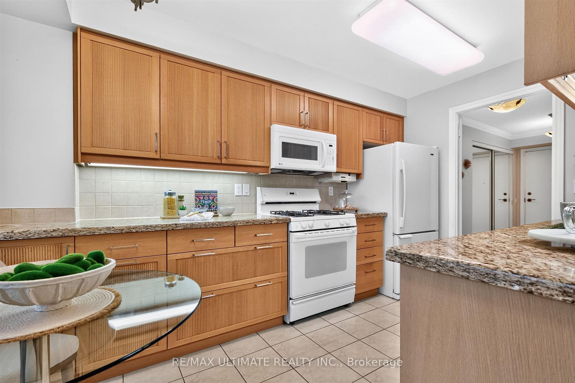 Photo 14 of Unit 1605, 265 Ridley Boulevard, Toronto, Bedford Park-Nortown — HOMEH