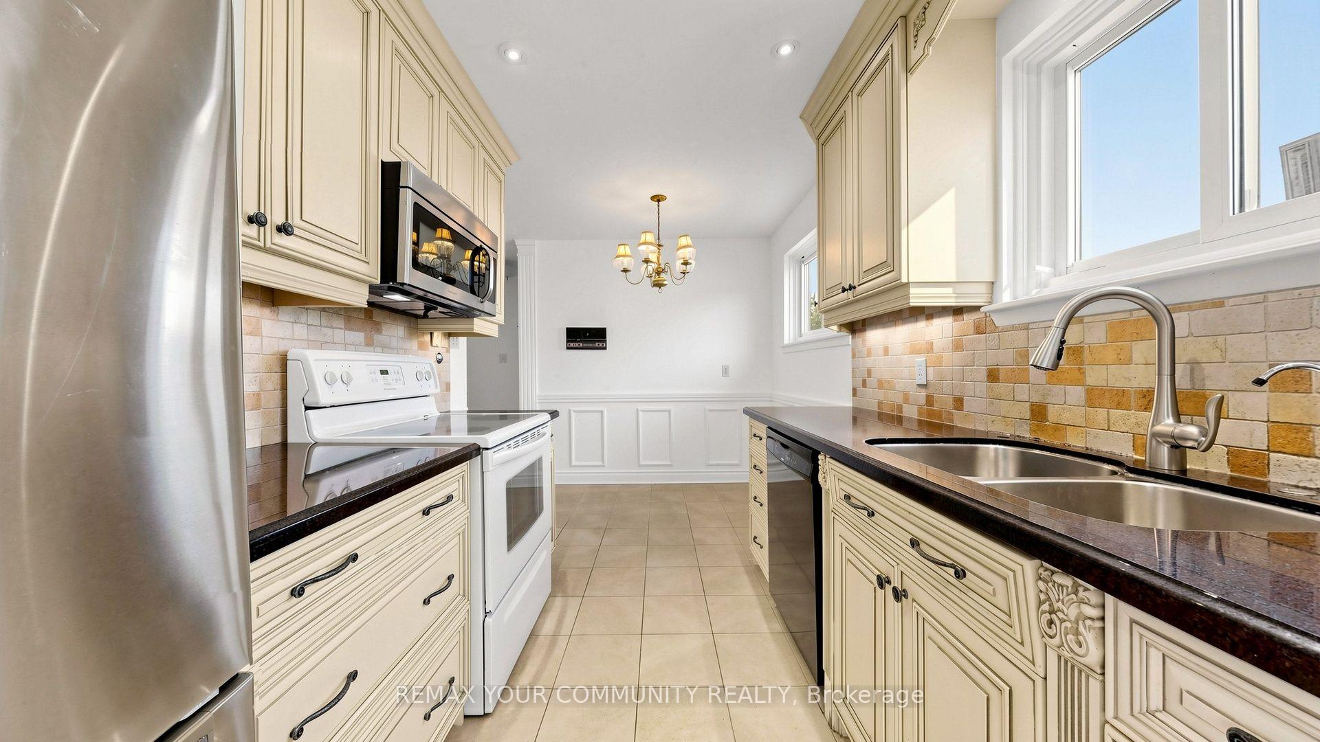 Photo 12 of 59 Robert Hicks Drive, North York, Westminster-Branson — HOMEH