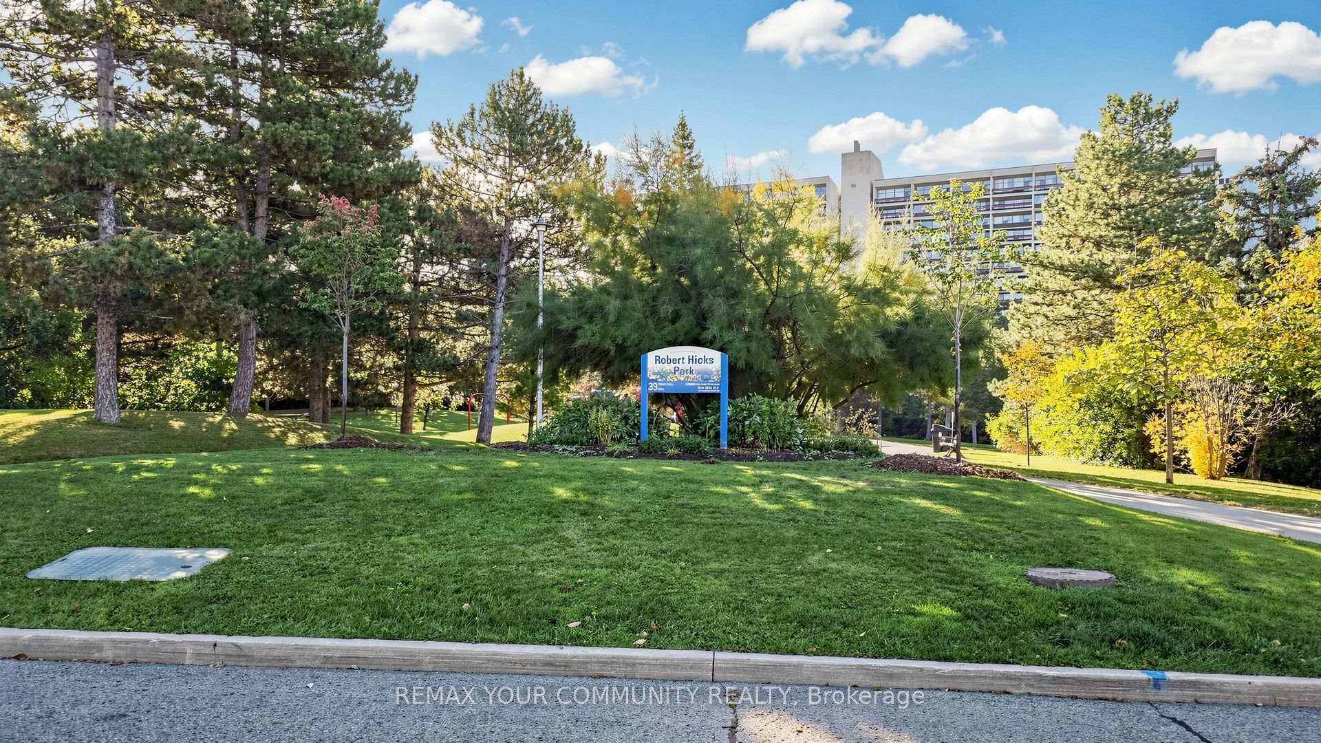 Photo 40 of 59 Robert Hicks Drive, North York, Westminster-Branson — HOMEH