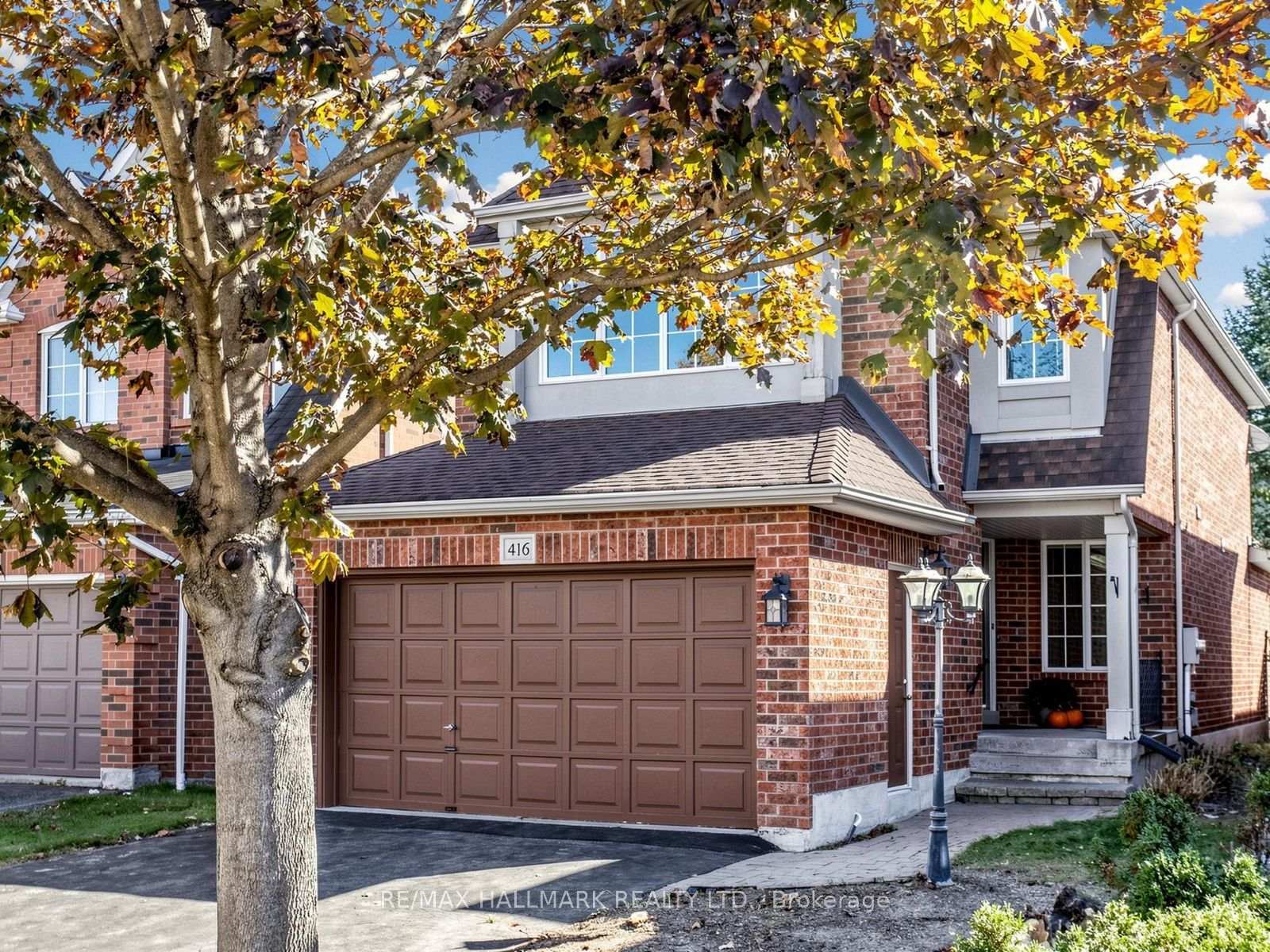 Photo 3 of 416 Heddle Crescent, Newmarket, Stonehaven-Wyndham — HOMEH