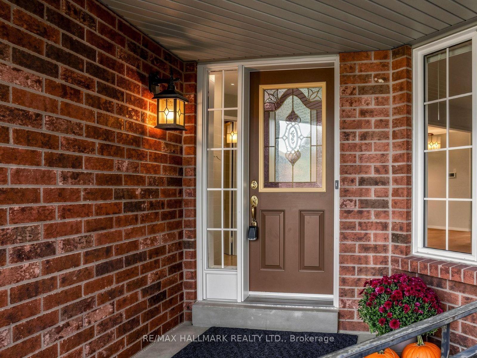 Photo 4 of 416 Heddle Crescent, Newmarket, Stonehaven-Wyndham — HOMEH