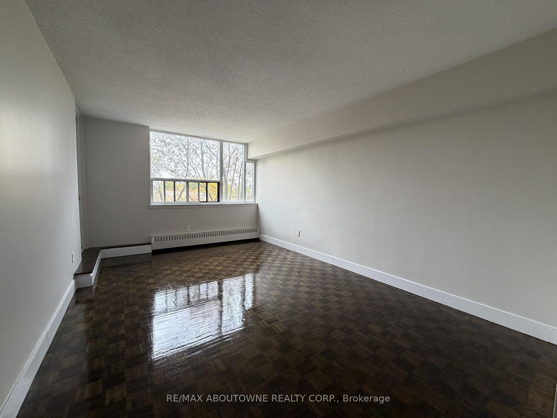 Photo 3 of Unit 310, 145 Wellington Street W, Aurora, Aurora Village — HOMEH