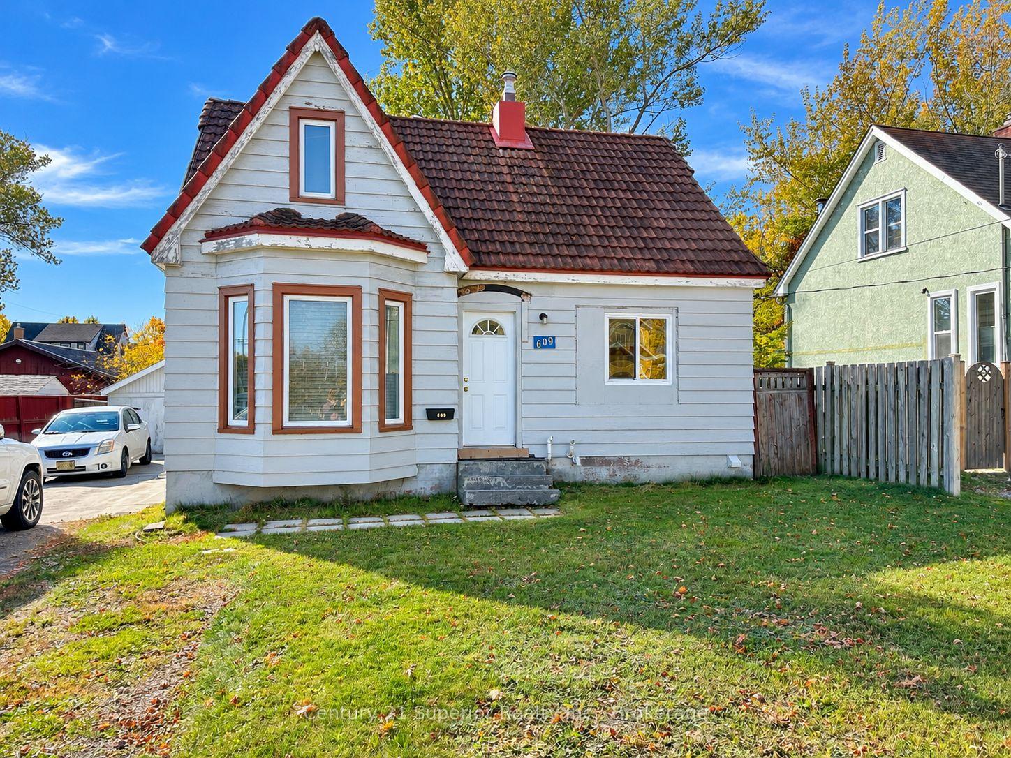 Photo 2 of 609 Van Norman Street, Thunder Bay, College Heights — HOMEH