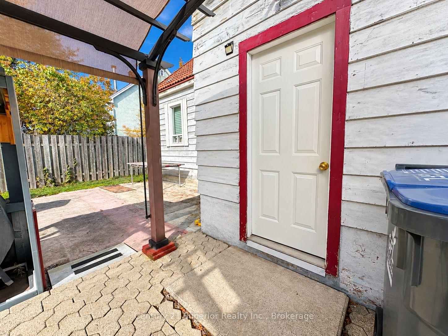 Photo 3 of 609 Van Norman Street, Thunder Bay, College Heights — HOMEH
