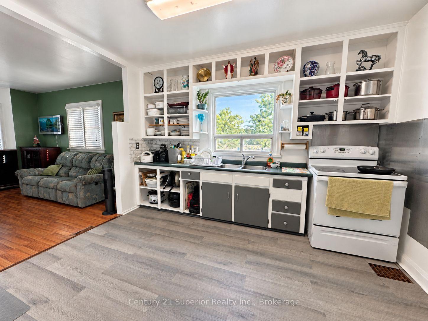 Photo 5 of 609 Van Norman Street, Thunder Bay, College Heights — HOMEH