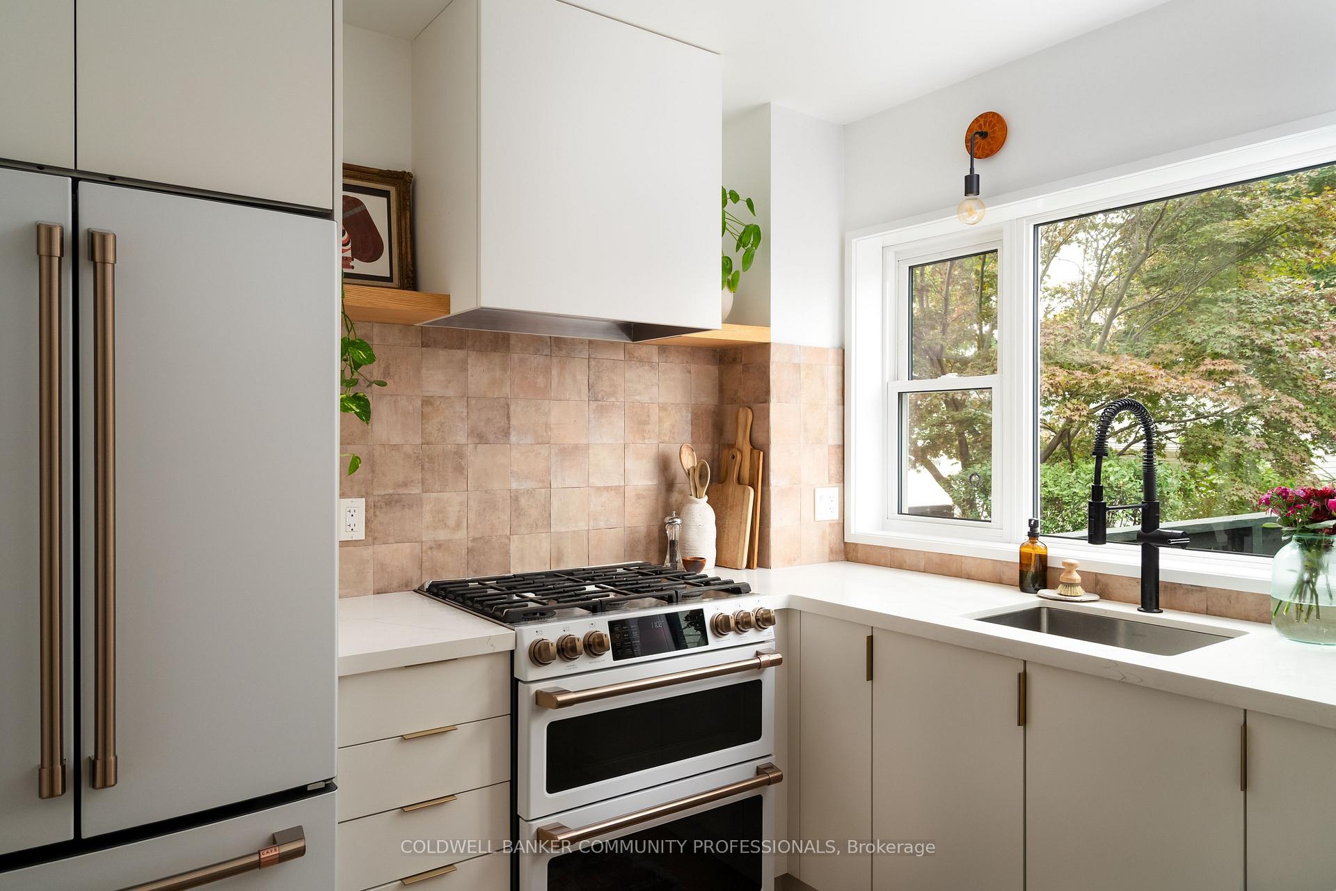 Photo 14 of 82 Province Street S, Hamilton, Delta — HOMEH