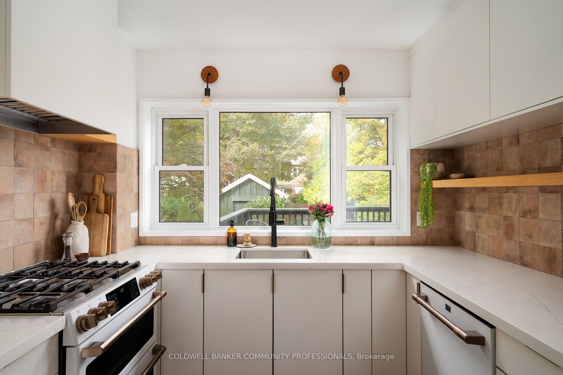 Photo 15 of 82 Province Street S, Hamilton, Delta — HOMEH