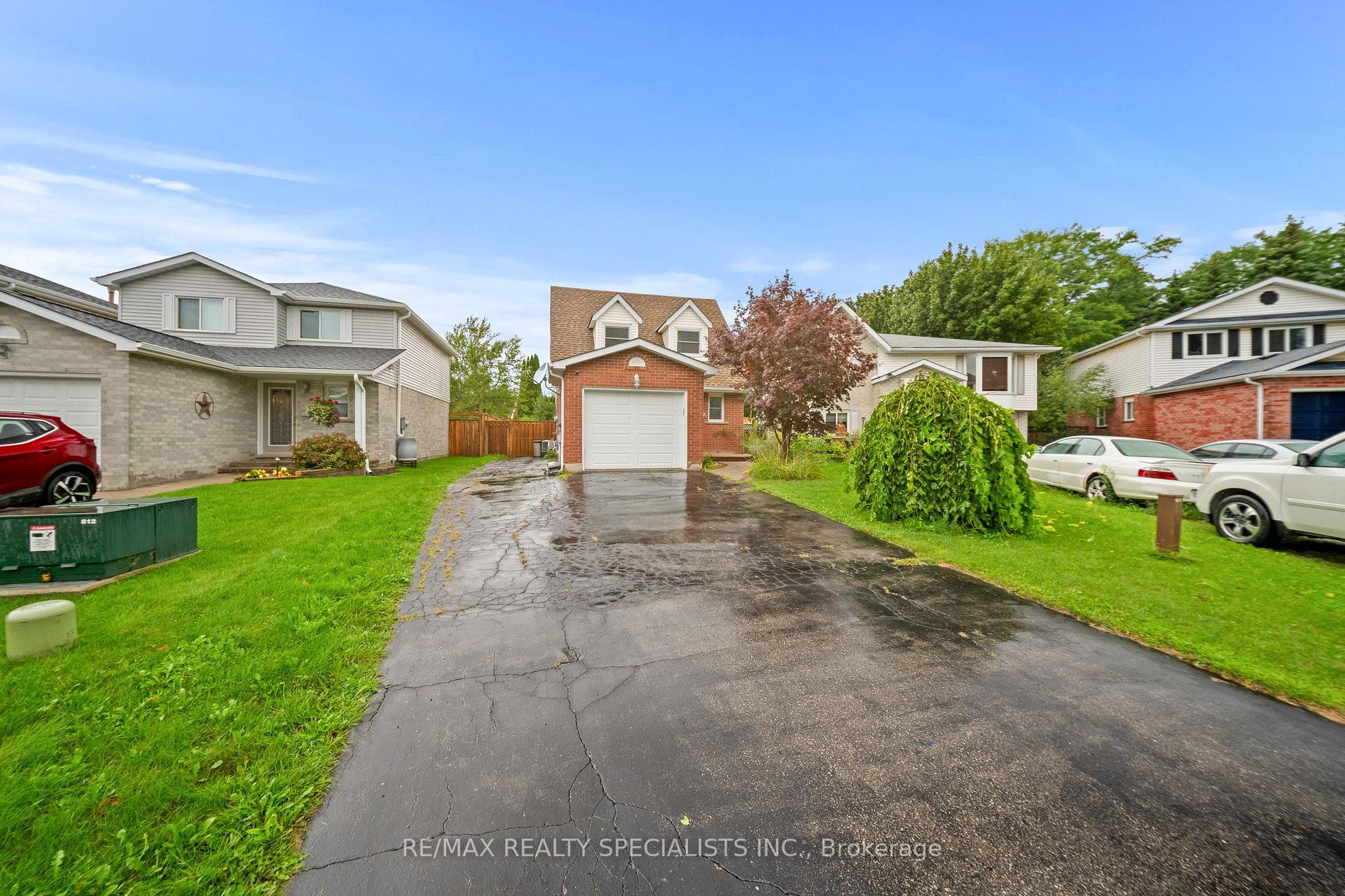 Photo 3 of 110 Steeles Crescent, Cambridge — HOMEH
