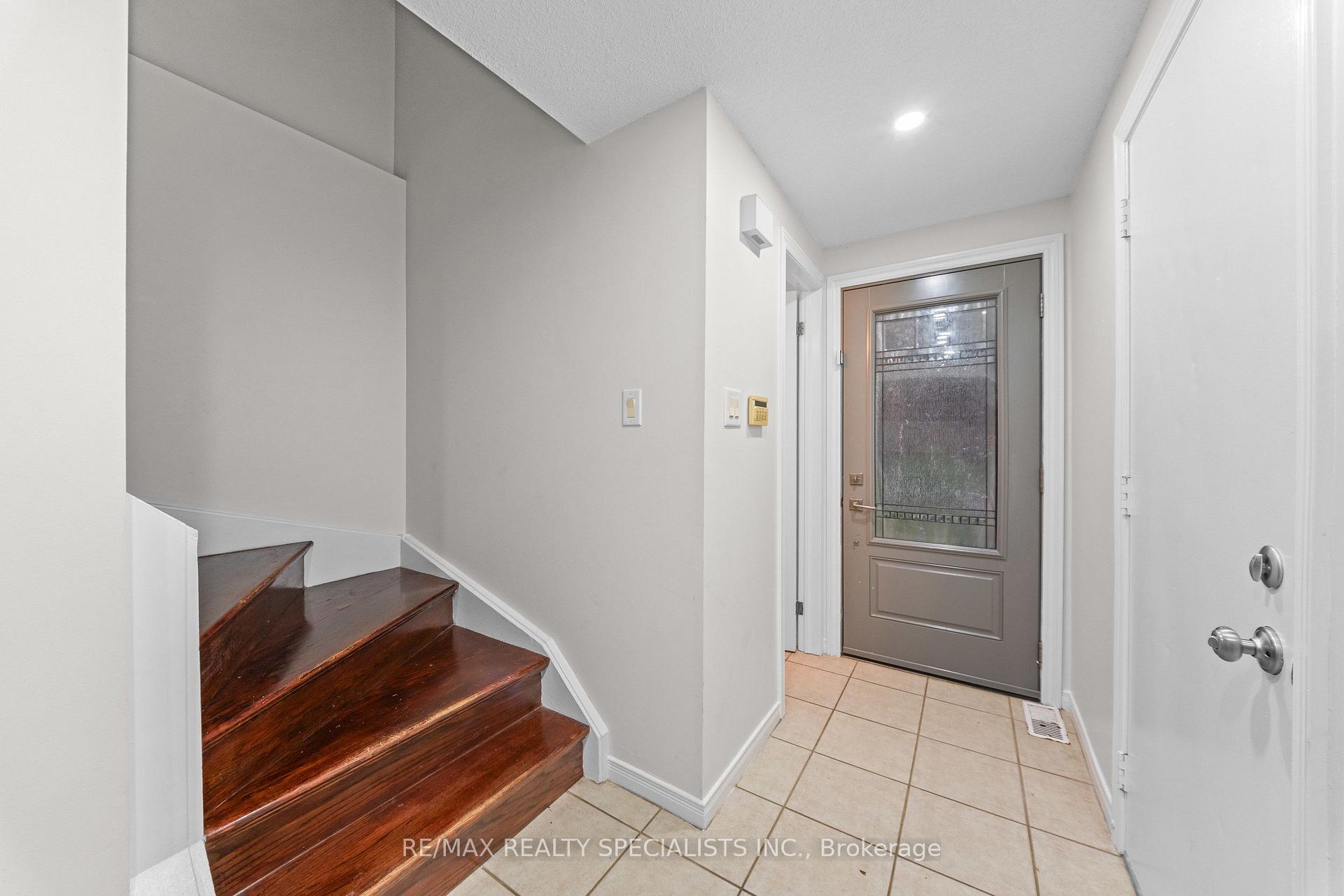 Photo 6 of 110 Steeles Crescent, Cambridge — HOMEH