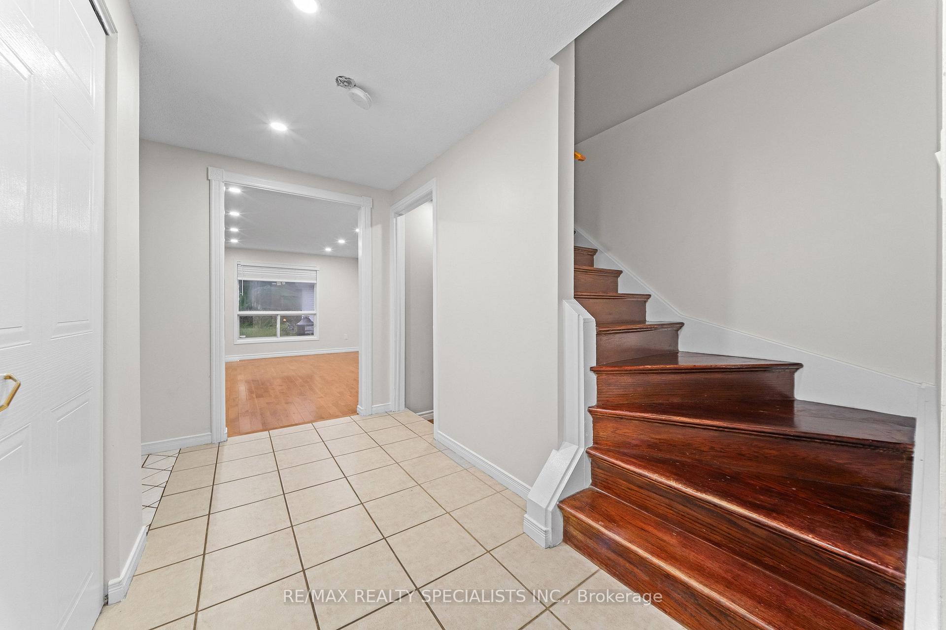 Photo 7 of 110 Steeles Crescent, Cambridge — HOMEH