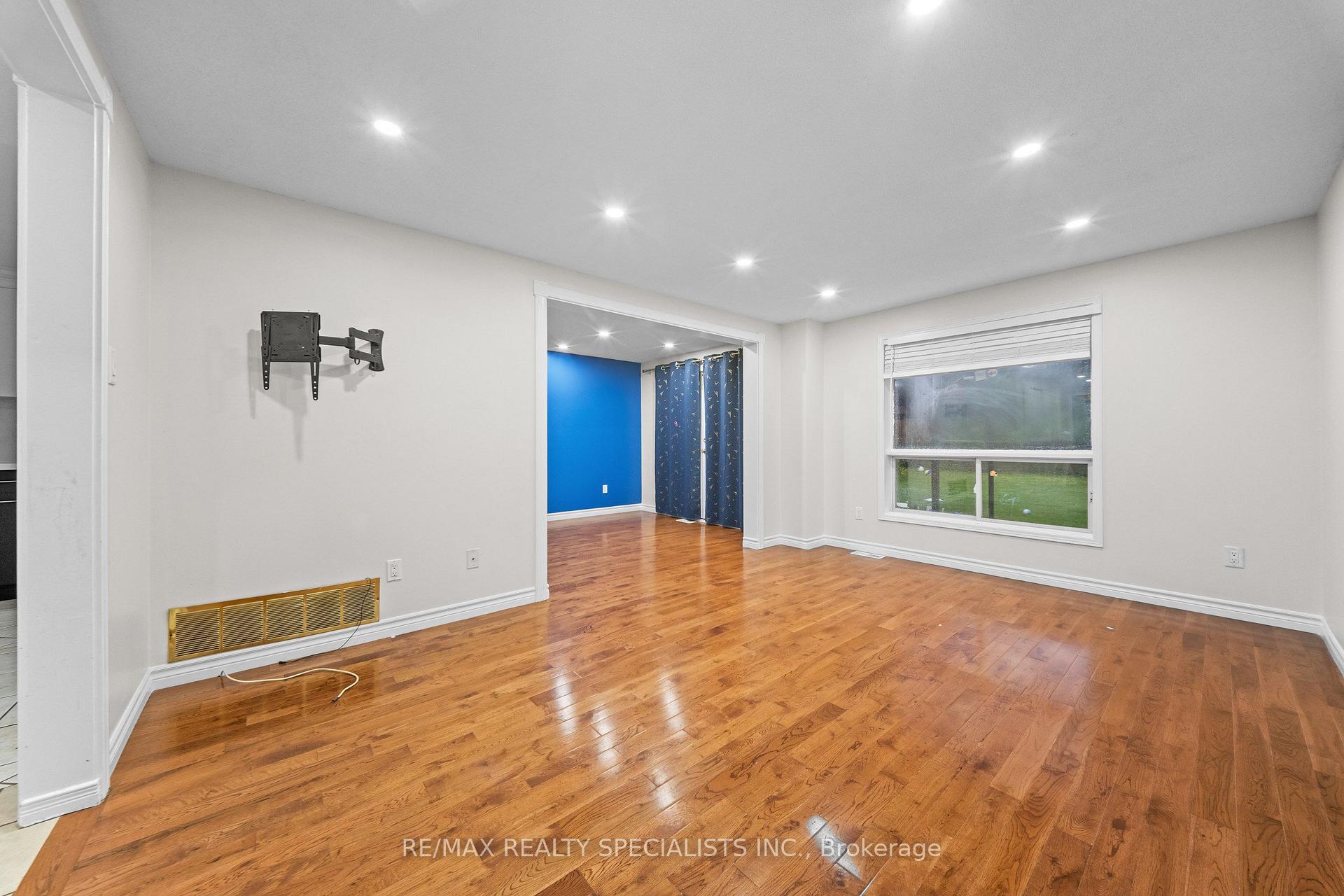 Photo 9 of 110 Steeles Crescent, Cambridge — HOMEH