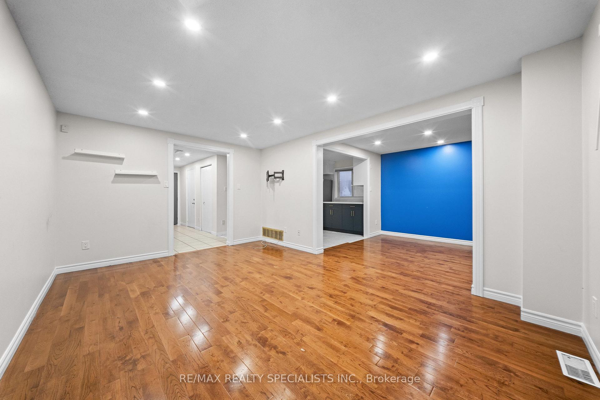 Photo 10 of 110 Steeles Crescent, Cambridge — HOMEH