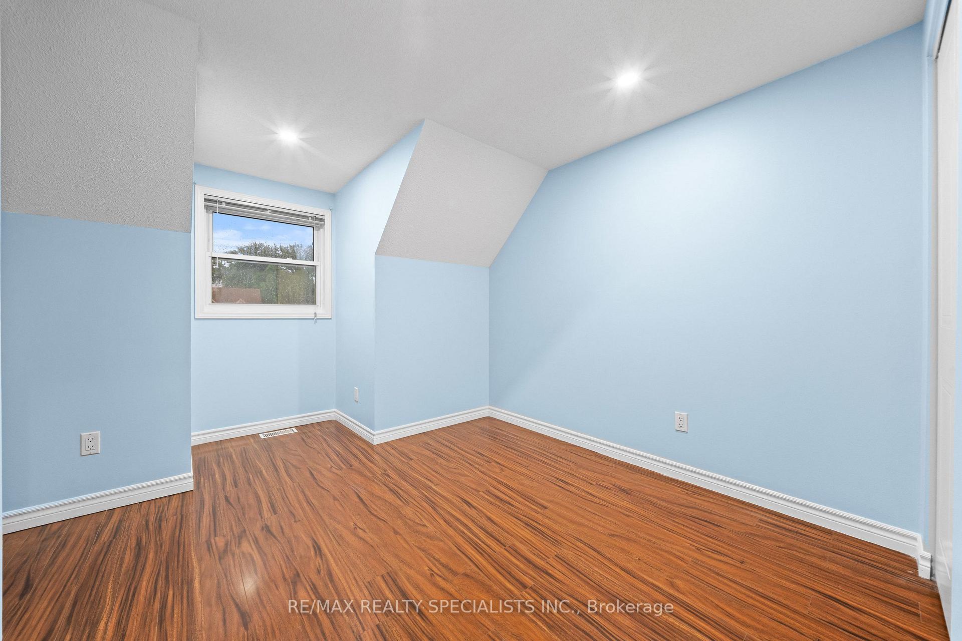 Photo 24 of 110 Steeles Crescent, Cambridge — HOMEH