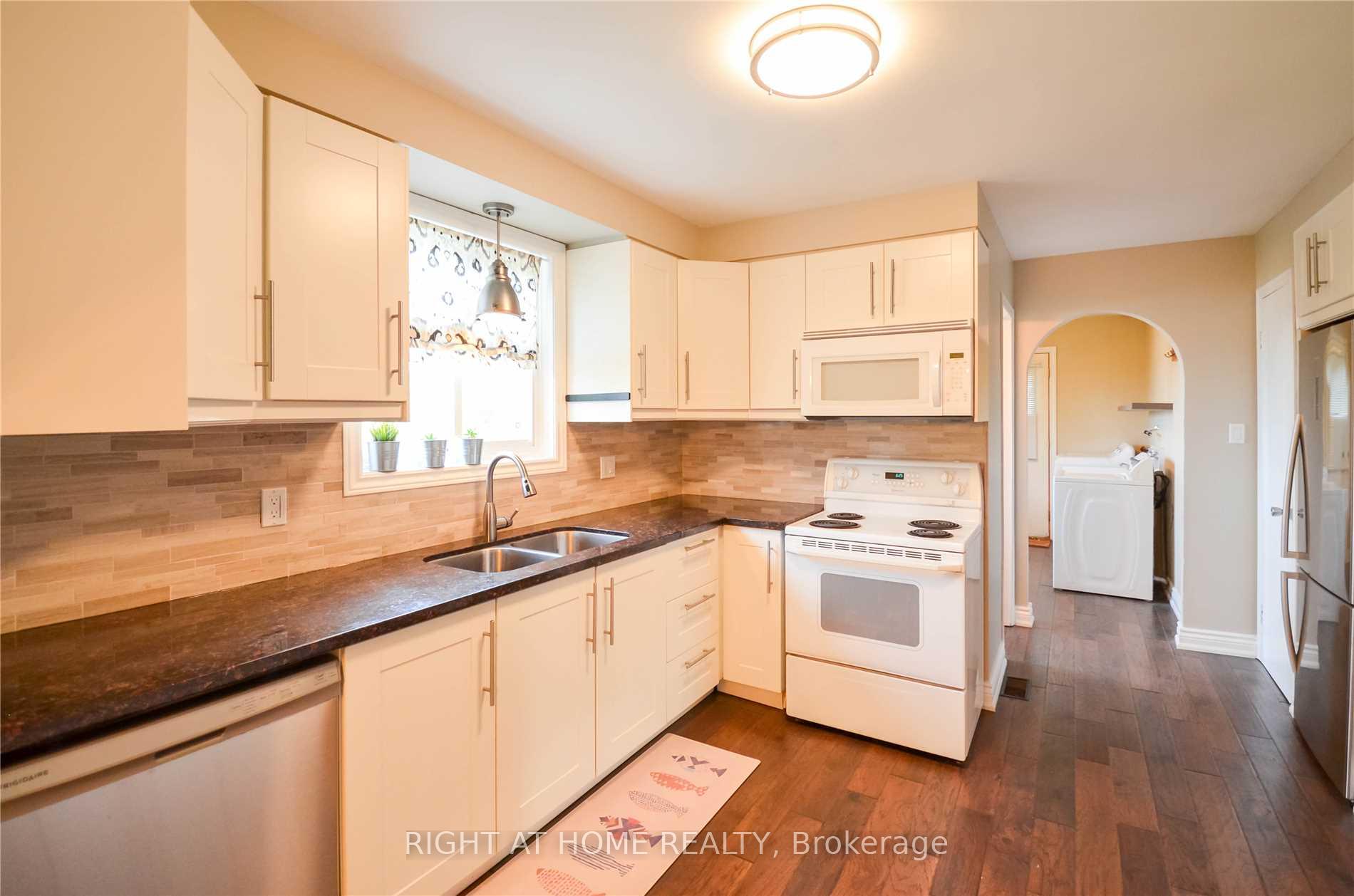 Photo 4 of 11 Kinnison Court, Ajax, South East — HOMEH
