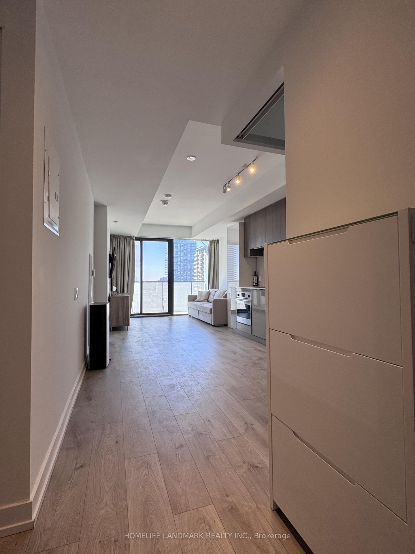 Photo 4 of Unit 2211, 161 Roehampton Avenue, Toronto, Mount Pleasant West — HOMEH