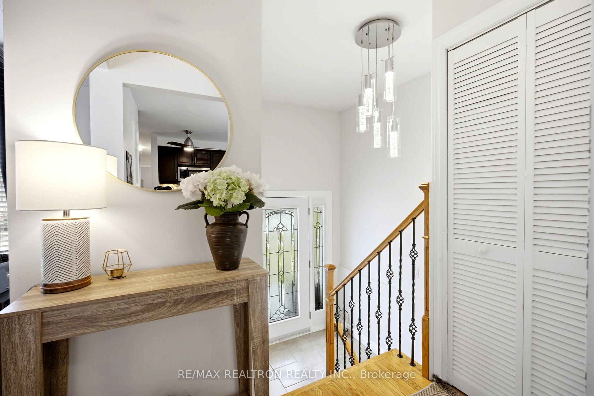 Photo 2 of 118 Surbray Grove, Mississauga, Fairview — HOMEH
