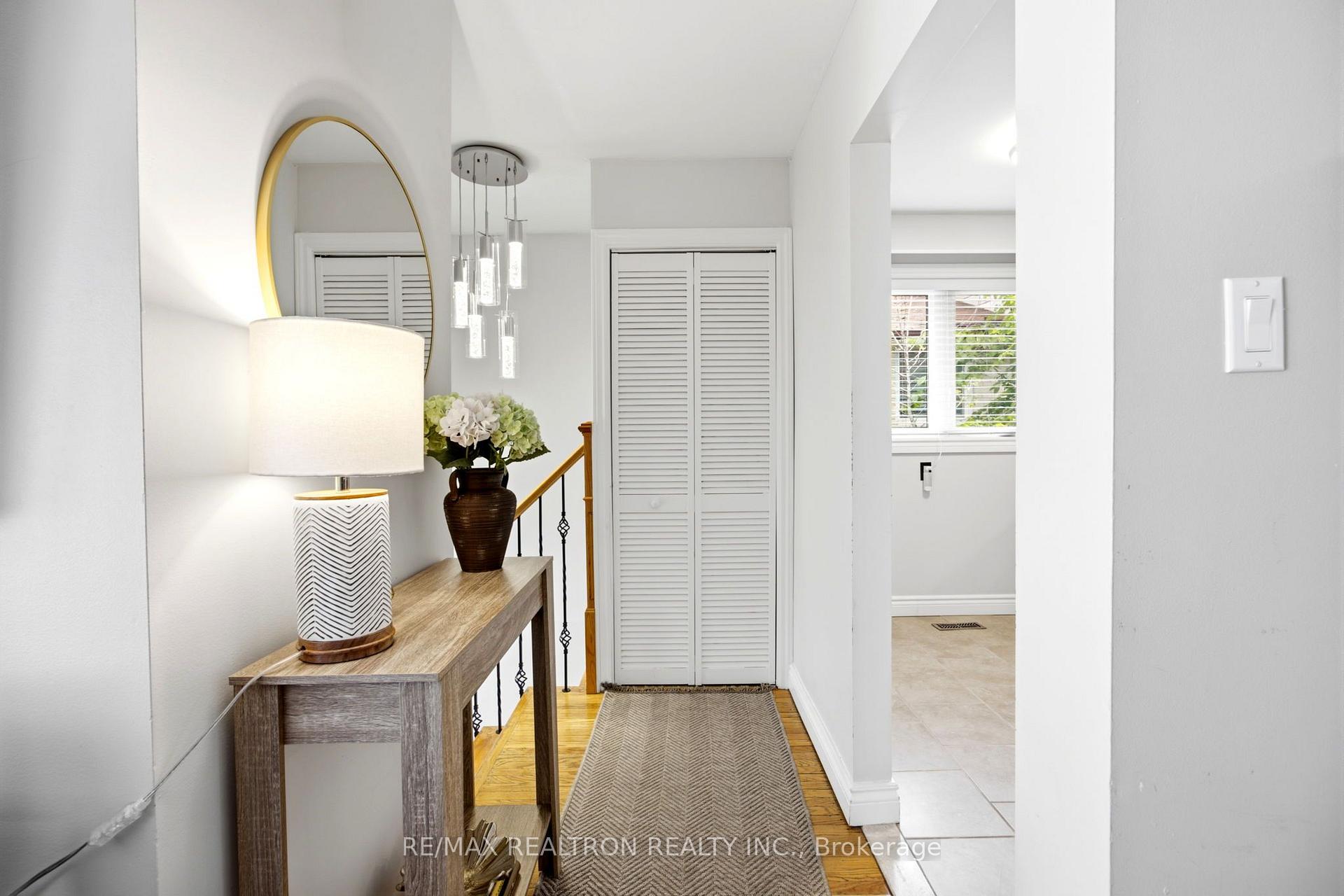 Photo 3 of 118 Surbray Grove, Mississauga, Fairview — HOMEH
