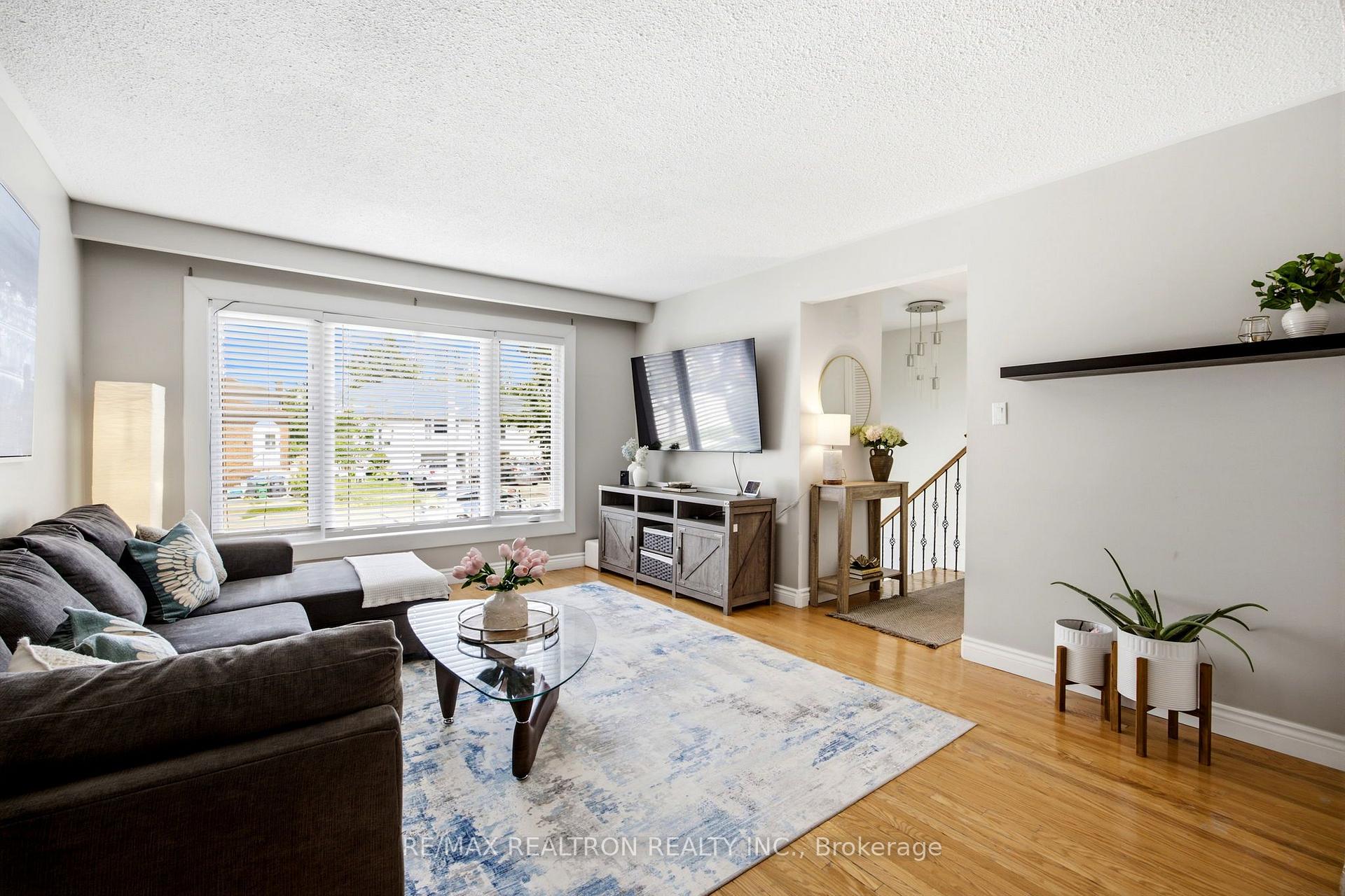 Photo 4 of 118 Surbray Grove, Mississauga, Fairview — HOMEH